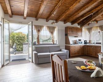 Lovely apartment for 6 people with WIFI, A/C, TV, pets allowed and parking - Zafferana Etnea - Salle à manger
