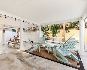 Indian Rocks Gem: Walk to Beach and Dining from Cozy retreat! - Belleair Bluffs - Patio