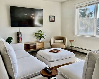 The Shoreline #1 - Ocean Views And Northern Lights - Kodiak - Living room