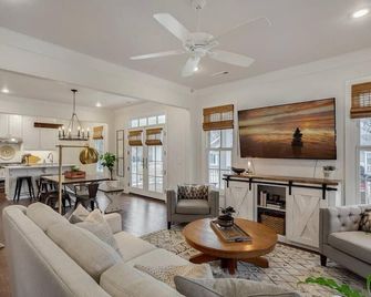 The SoFay Farmhouse - 1 mi From U of A - Fayetteville - Living room