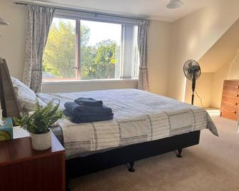 Entire top floor of the house with privacy+views+mini kitchenette \nPremium stay. - New Plymouth - Phòng ngủ