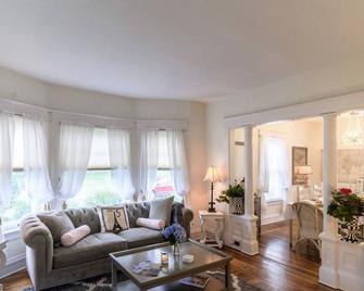 New and Improved Ownership, FingerLakes, NY,Cozy, Historic,Charming - Geneva - Living room