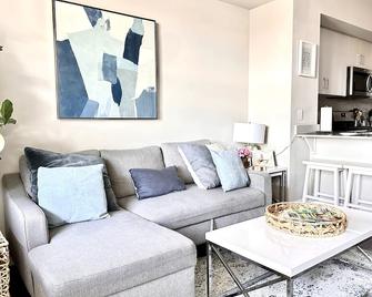 Designer Apt - King Bed - Modern Building Choc - Hospital Adjacent - Orange - Living room