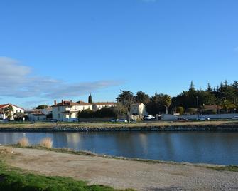 New apartment, beautifully furnished along the Rhône Canal in Sète - Aigues-Mortes - Extérieur