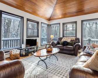 Rustic Mountain Retreat Just Minutes to Pico & Killington for a Perfect Getaway - Mendon - Living room