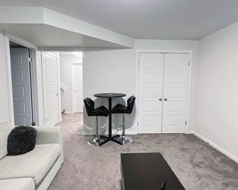 Private luxury Guest Suite in Winnipeg, Separate Entrance and Free Parking - Winnipeg - Living room