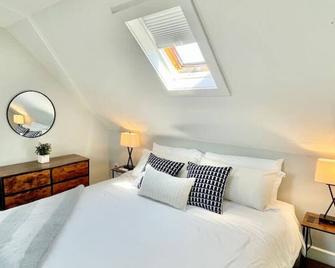 Downtown Portsmouth 2 Bedroom 2 King Beds - Portsmouth - Yatak Odası
