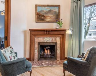 The Lamplighter Bed & Breakfast - Ludington - Wohnzimmer
