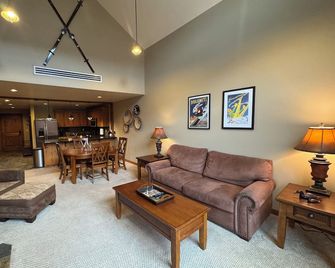Penthouse Mountain Haven with Community Spa Room - Kellogg - Living room