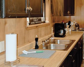 The Bandera Cabin 3bd/1bath @ Whiskey Mountain - Great Location! - Leakey - Kitchen