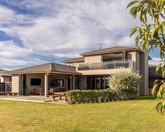 Luxury Lake Hood Holiday Home - Ashburton - Building