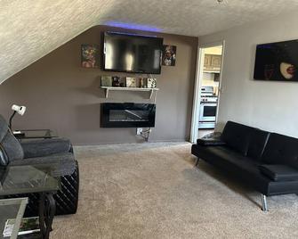 Warrensville Hts. Welcome Inn 2 bedrooms 1sofa bed - Warrensville Heights - Living room