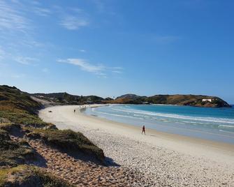 AP Praia do Forte! Charme e conforto!(104) - Cabo Frio - Strand