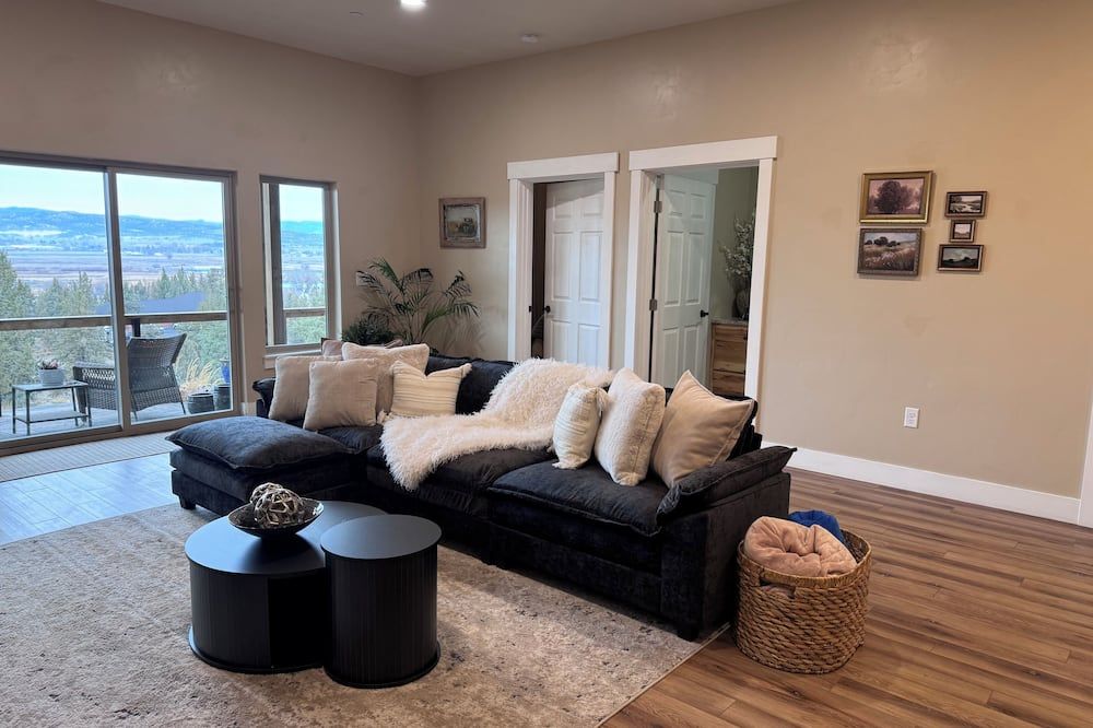 Spacious 4-bedroom house in peaceful Prineville with epic views, year round fun! - Prineville - Huiskamer