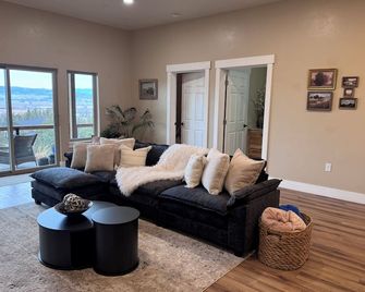 Spacious 4-bedroom house in peaceful Prineville with epic views, year round fun! - Prineville - Huiskamer