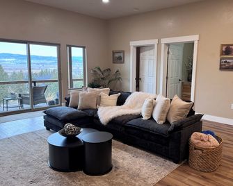 Spacious 4-bedroom house in peaceful Prineville with epic views, year round fun! - Prineville - Huiskamer