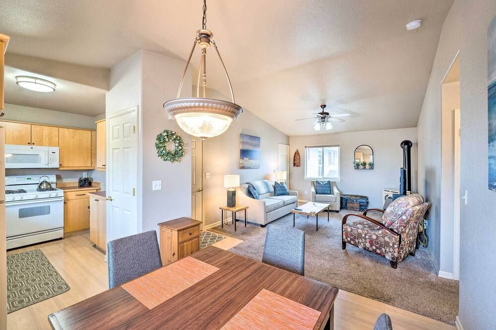 Anacortes Condo about 1 Mi to Marina and Fidalgo Bay! - Anacortes - Eetruimte