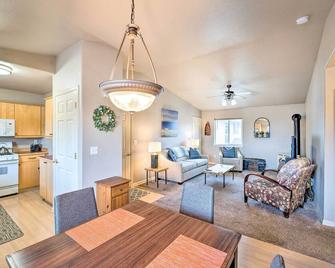 Anacortes Condo about 1 Mi to Marina and Fidalgo Bay! - Anacortes - Eetruimte