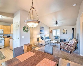 Anacortes Condo about 1 Mi to Marina and Fidalgo Bay! - Anacortes - Eetruimte