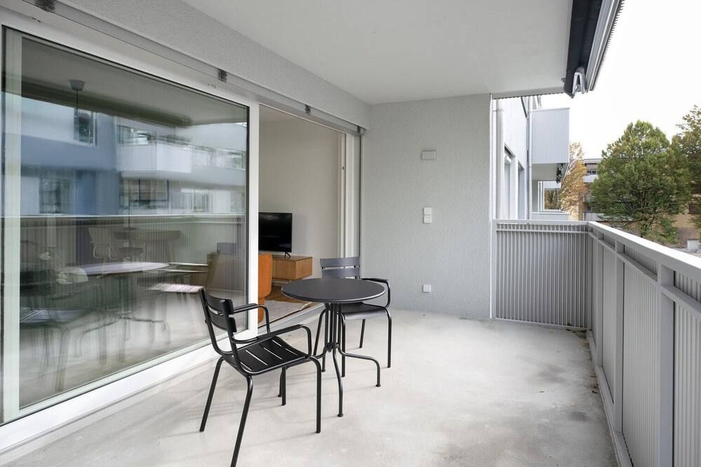 Hip Altstetten 1BR w/ Storage Room & W/D, nr Shops, by Blueground - ציריך - מרפסת