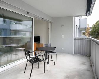 Hip Altstetten 1BR w/ Storage Room & W/D, nr Shops, by Blueground - Zürich - Balkong
