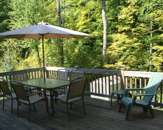 Beautiful 4 bedroom house perfect for Track/Ballet/Fall Getaway/Parent Weekends - Ballston Spa - Balcony