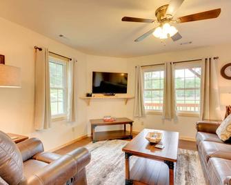Cozy Bryson City Cabin 5 Miles to Downtown! - Bryson City - Living room