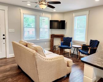 Beautiful Bristol Bungalow w/ Firepit- 5 mins to downtown & 6 mins to Casino - Bristol - Soggiorno