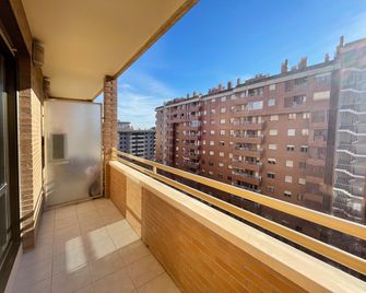 Apartamentos Zaragoza Suites El Pilar 3000 - Saragossa - Balkon