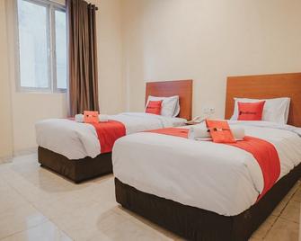 RedDoorz Plus near Plaza Blok M - Jakarta - Bedroom