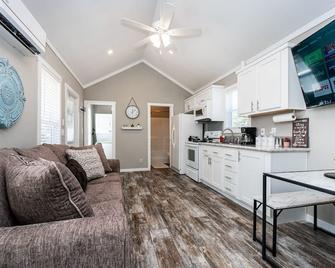 - Adorable Guest House in South Tyler - - Tyler
