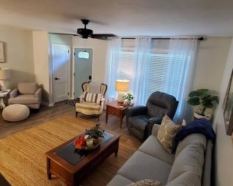Charming 3-bedroom house in beautiful Bainbridge with AC, Wi-Fi - Bainbridge