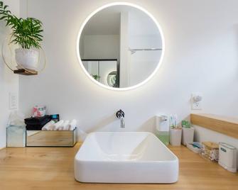 Bright & private studio guesthouse with full kitchen and fireplace - Anacortes - Bathroom