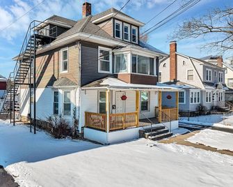 Welcome to Hat City Danbury, A Suburban Retreat - Danbury - Building