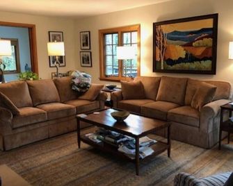 Located 1/2 mile from VT stadium. Access to Huckleberry Trail from backyard. - Blacksburg - Obývací pokoj