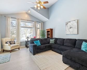 Bright Batavia Home-3bdrmw/Yard! - Batavia - Soggiorno
