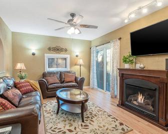 Close to downtown and Syracuse University with fire pit! - Fayetteville - Living room