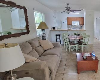 Island Retreat Monthly Only~ 28 Night Minimum - Neptune Beach - Living room