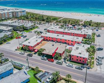 Beautiful St Pete Beach studio condo, heated pool! - Saint Pete Beach - Building