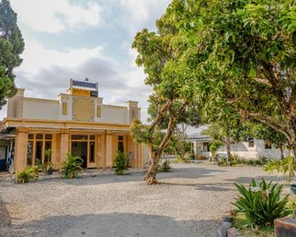 Hotel O Maya - Blitar - Building