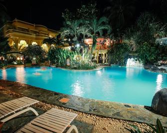 Paradise Garden Resort Hotel & Convention Center - בורקאי - בריכה