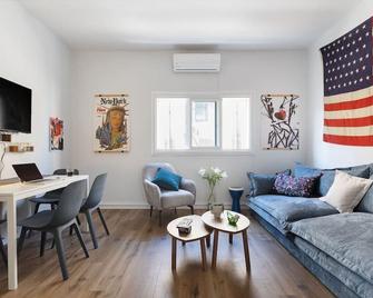 Artistic 2BR Apt w Balcony in Florentin Center by Sea N' Rent - תל אביב - סלון
