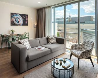 VN17 Rooftop Suites by Adrez - Prague - Living room