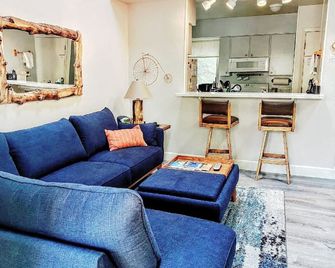 Affordable North Lake Tahoe Condo - Tahoe City - Living room