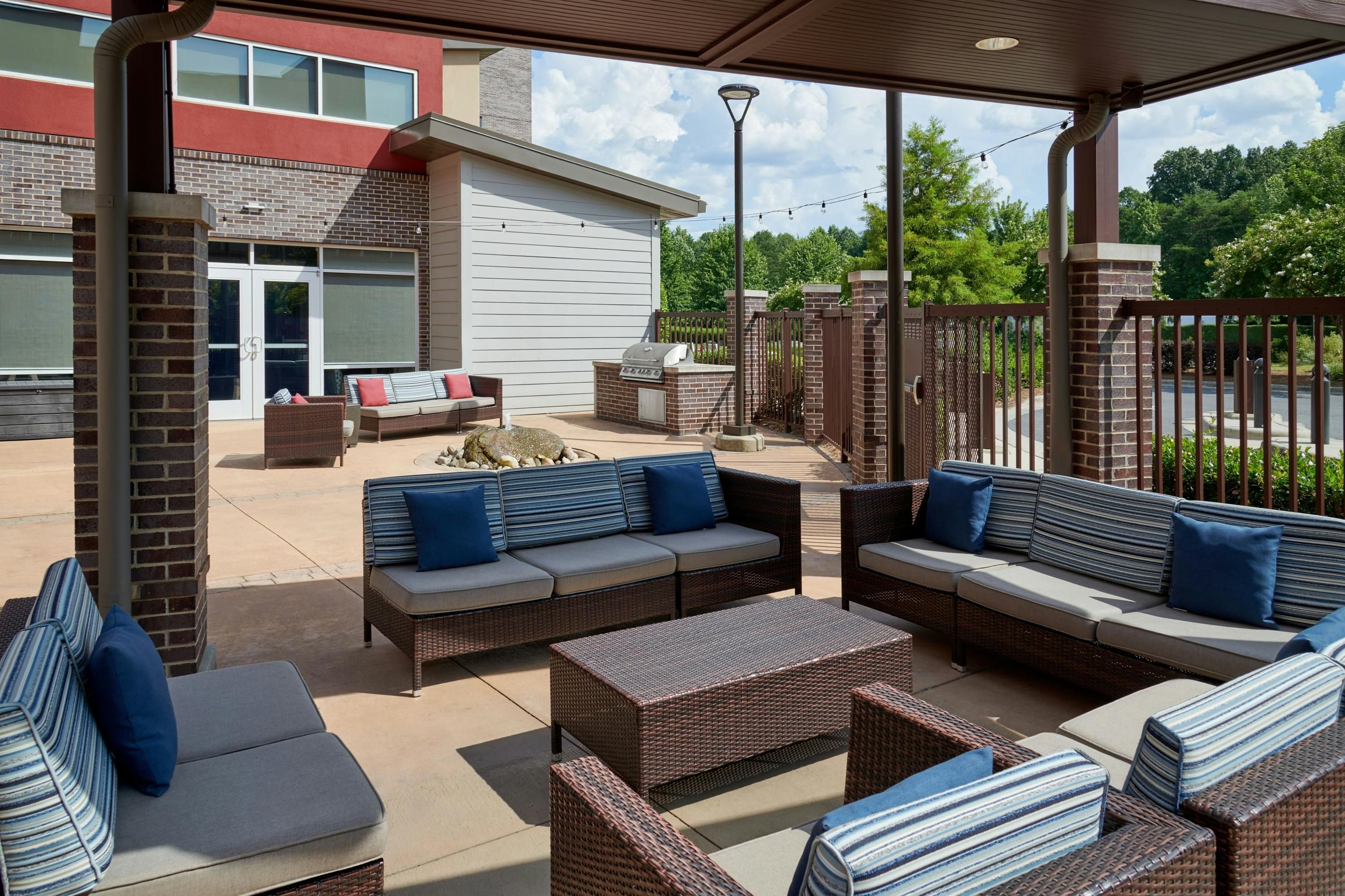 Fairfield Inn & Suites by Marriott Charlotte Airport - Charlotte - Pátio
