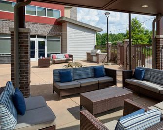 Fairfield Inn & Suites by Marriott Charlotte Airport - Charlotte - Pátio