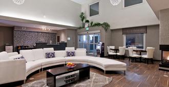Home Inn and Suites Regina Airport - Regina - Sala de estar