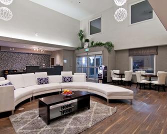 Home Inn and Suites Regina Airport - Regina - Living room