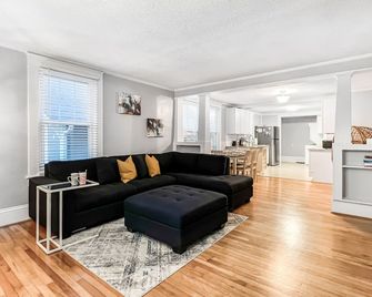 Beautiful family home great location in Greensboro - Greensboro - Living room