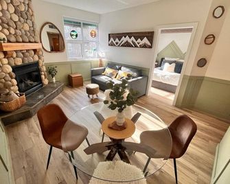 Three Peaks Getaway Jacuzzi Suite - sleeps 4 - Canmore - Huiskamer